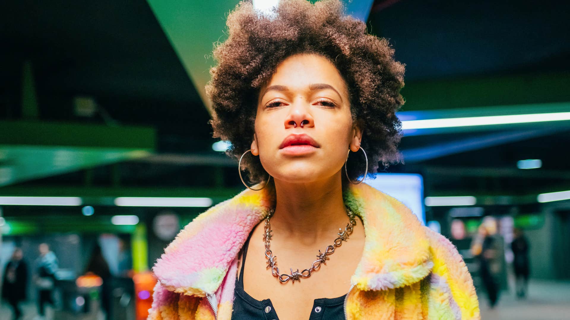 incredibly independent woman refusing to wait in line at train station