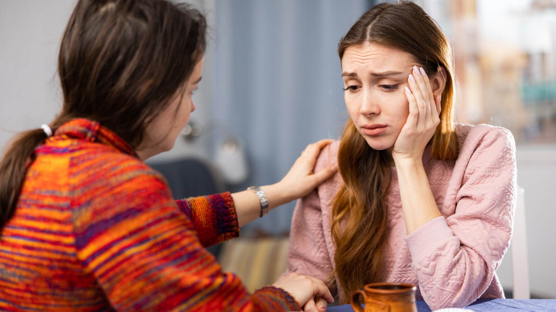 woman telling her friend she's here if she needs help