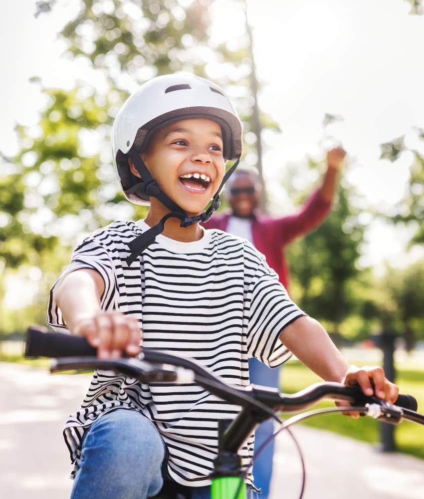 Parent teaches kid to ride bicycle with no tech devices