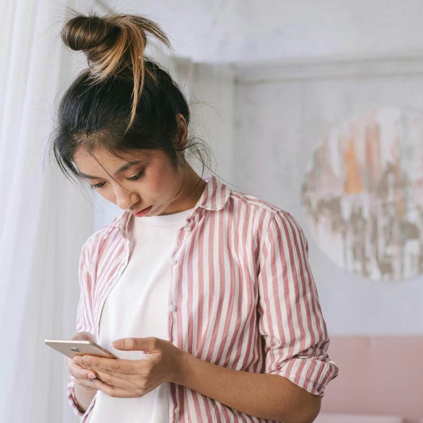 woman who scrolls for hours on her phone each day experiencing popcorn brain
