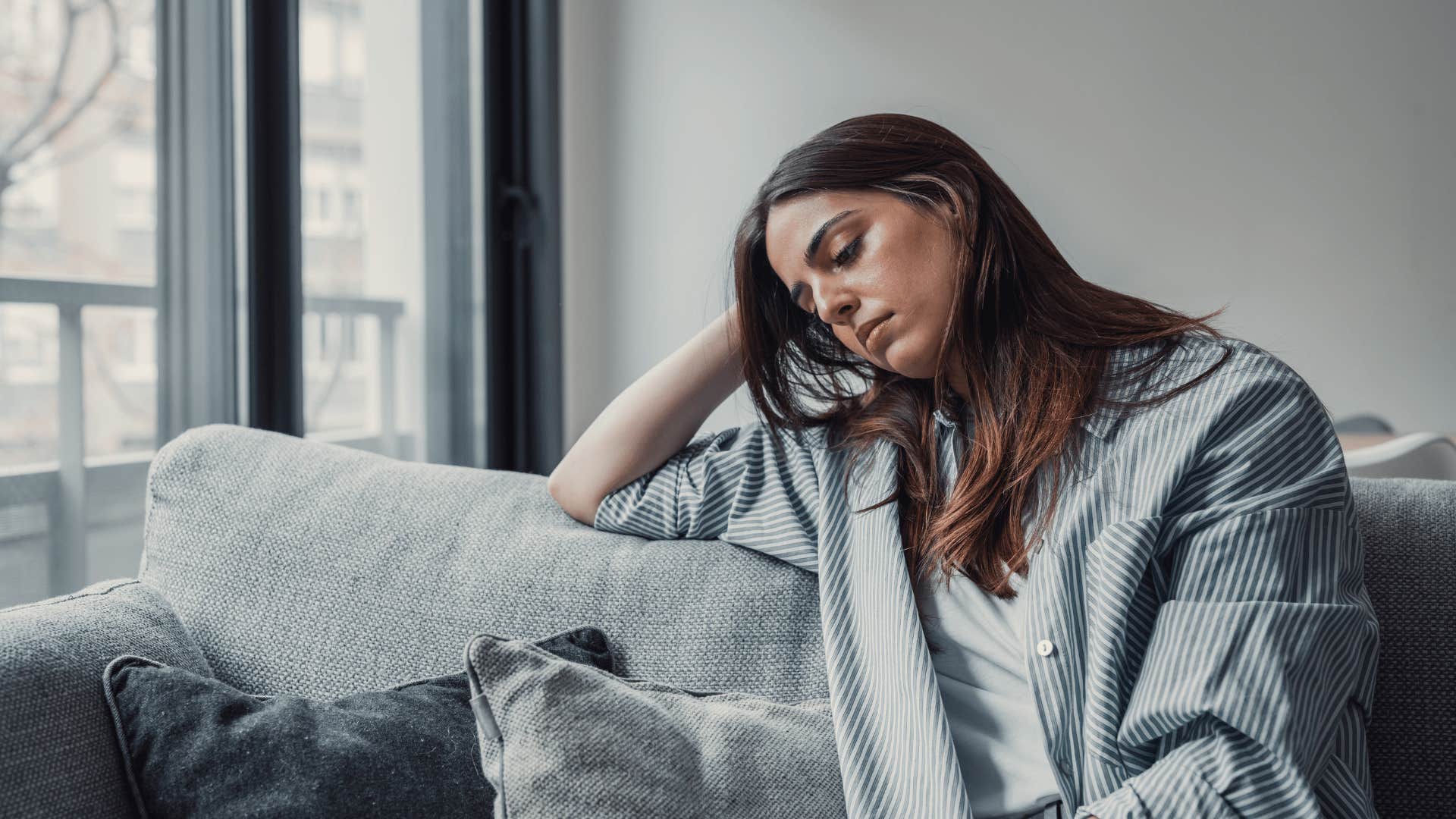 woman who has a complicated relationship with her family as she overexplains herself