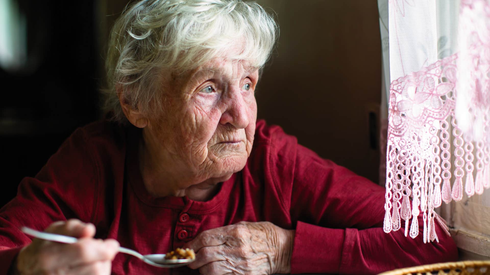 Woman who seems to be neglecting personal care eating at home.