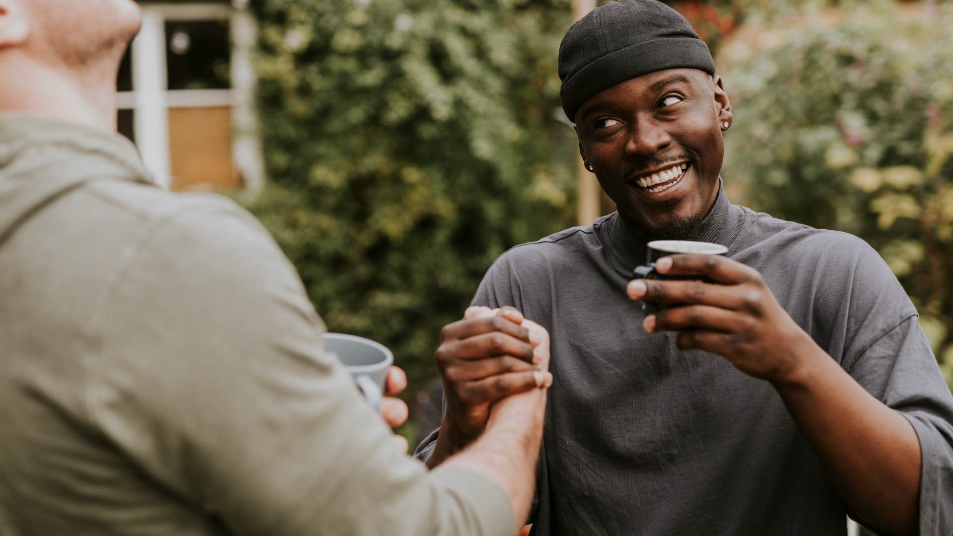 man talking with a friend attracting instead of chasing