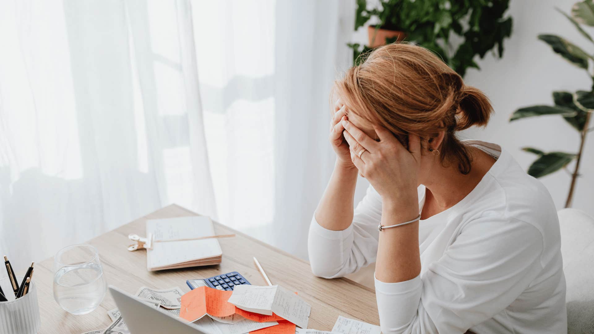 small money habits that separate people who stay broke from those who dont they rack up debt