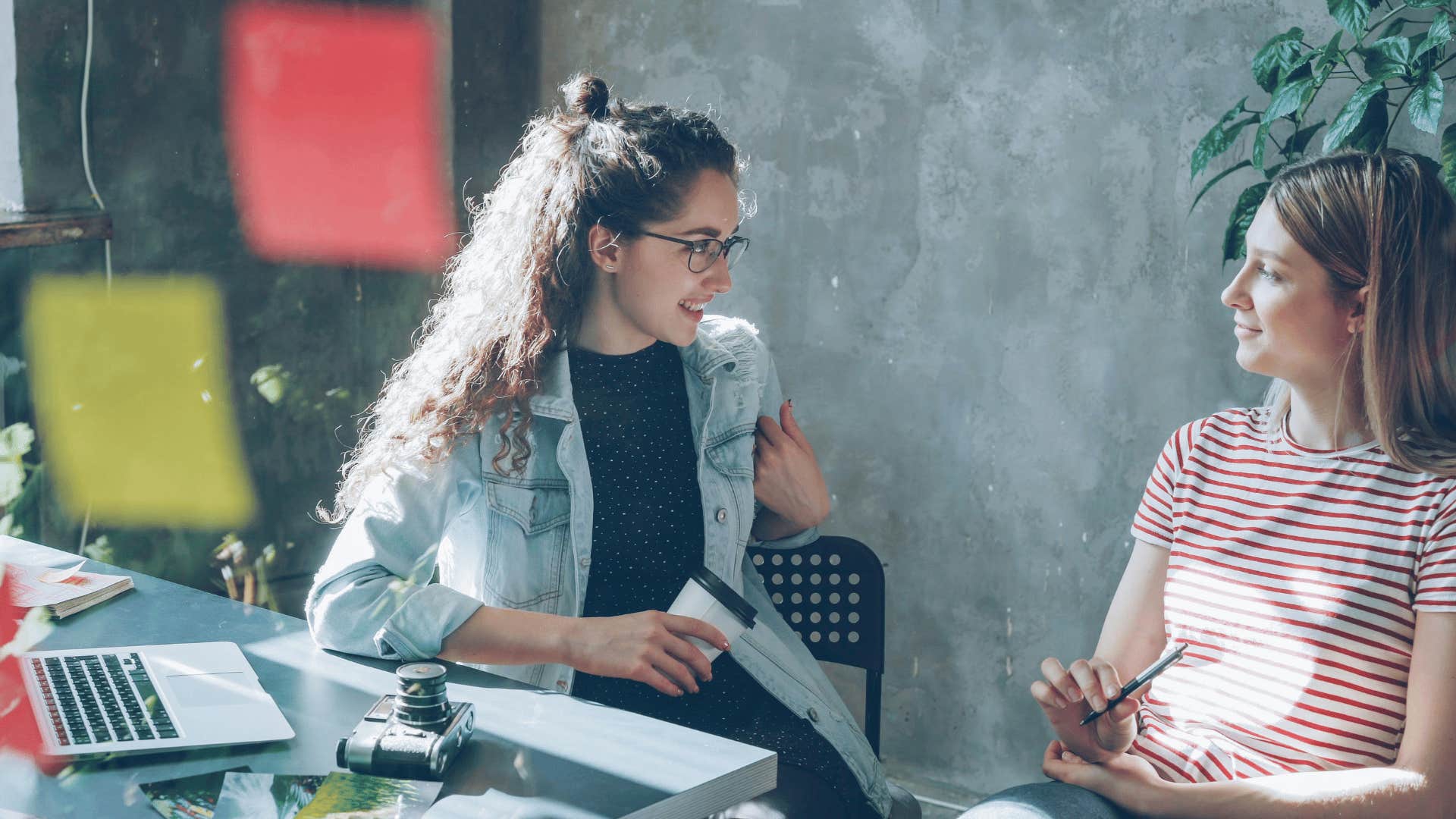 subtle habits that quietly reveal how someone really thinks if they make eye contact
