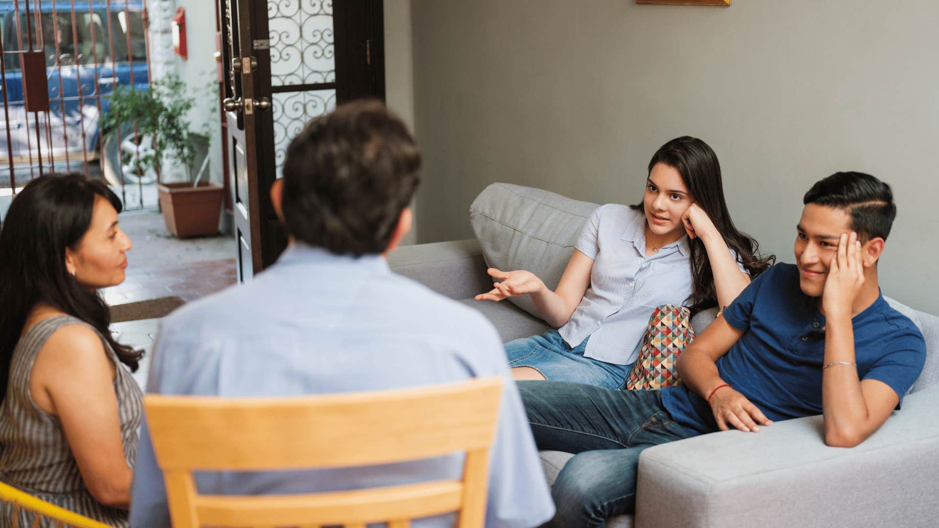 subtle ways people show theyre paying attention to everything without saying much they observe the room around them