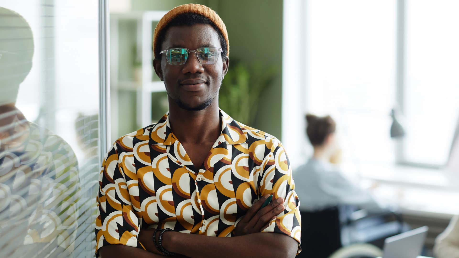 gen z man not abiding by traditional professional dress codes