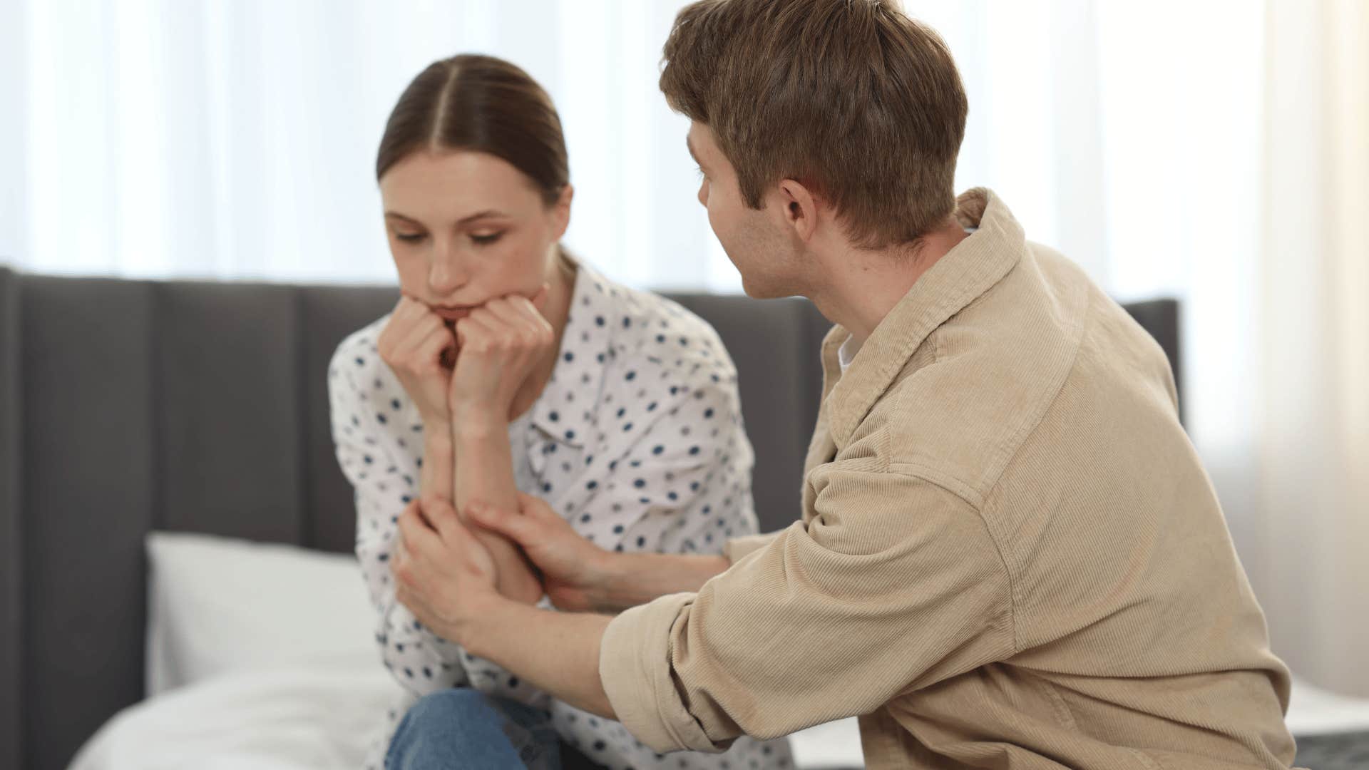 man apologizing sincerely to his girlfriend