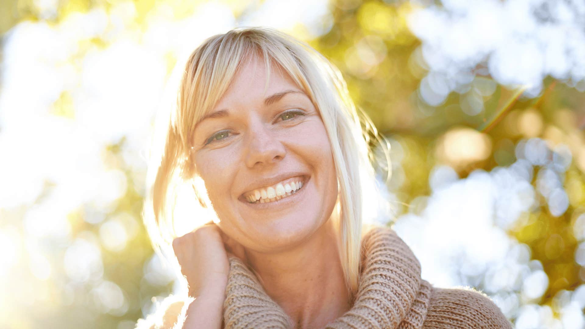 woman with a long-term money mindset who plans for expenses