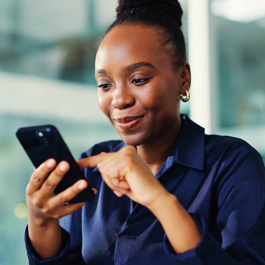 gen z woman on her phone overusing internet slang