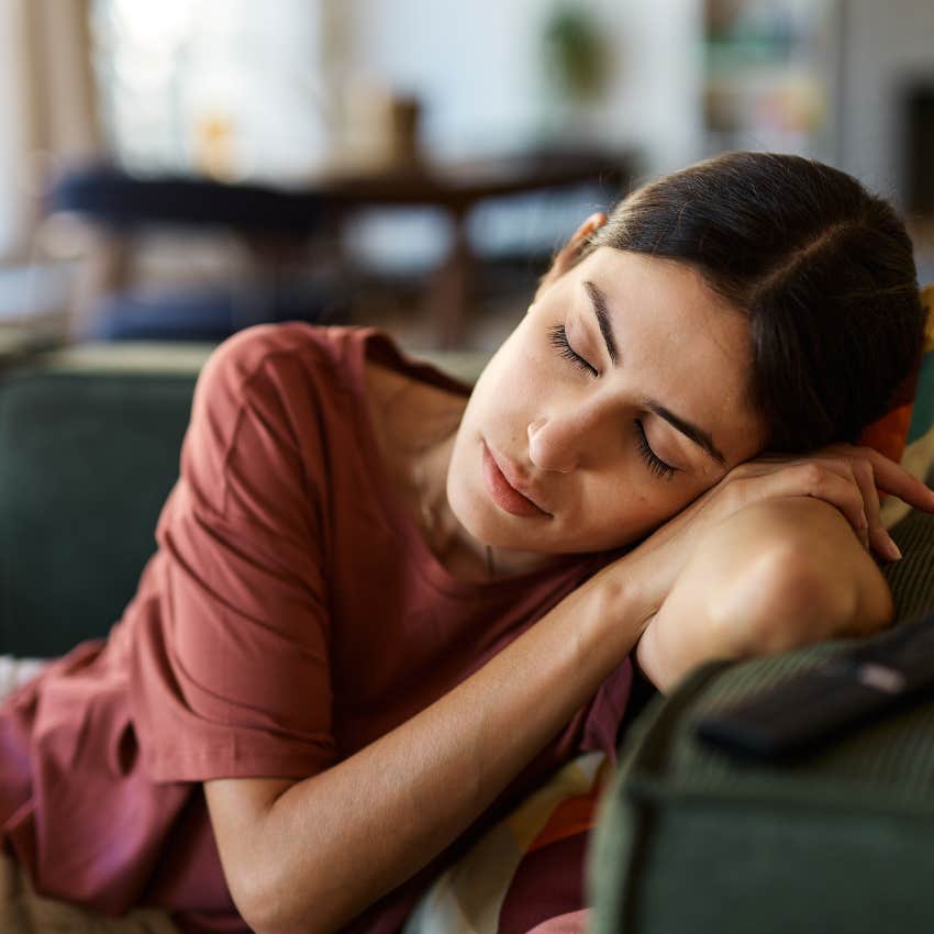 woman about to fall asleep when her brain is in alpha cycle per the silva method