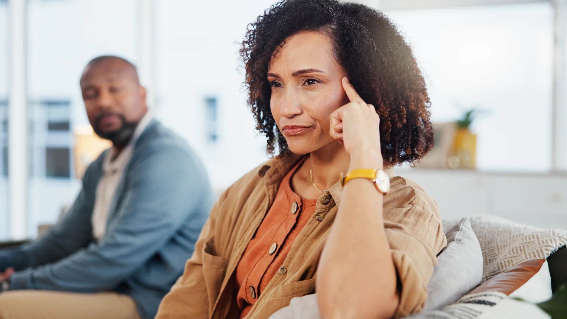 woman turned away from her husband feeling less important in conversation