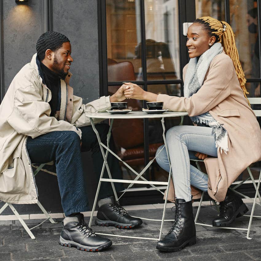 man mate-signaling while on a date