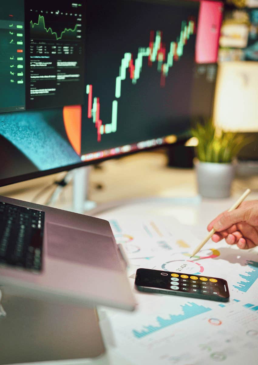 multiple screens showing stock markets