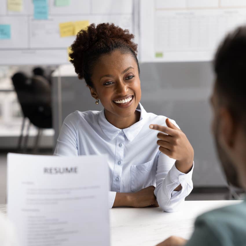 woman using the smart strategy of avoiding the salary expectation question during job interview