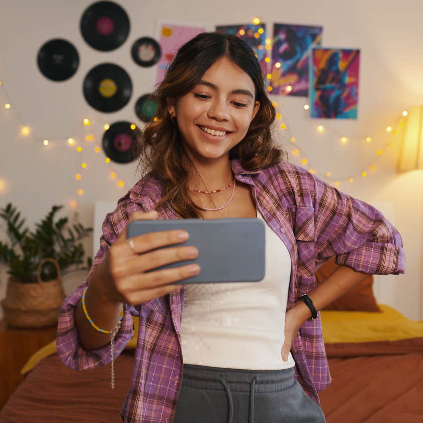 girl with common sense who refuses to post things on social media just to look smart