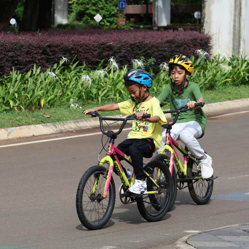 boys riding their bikes to an arcade to entertain themselves