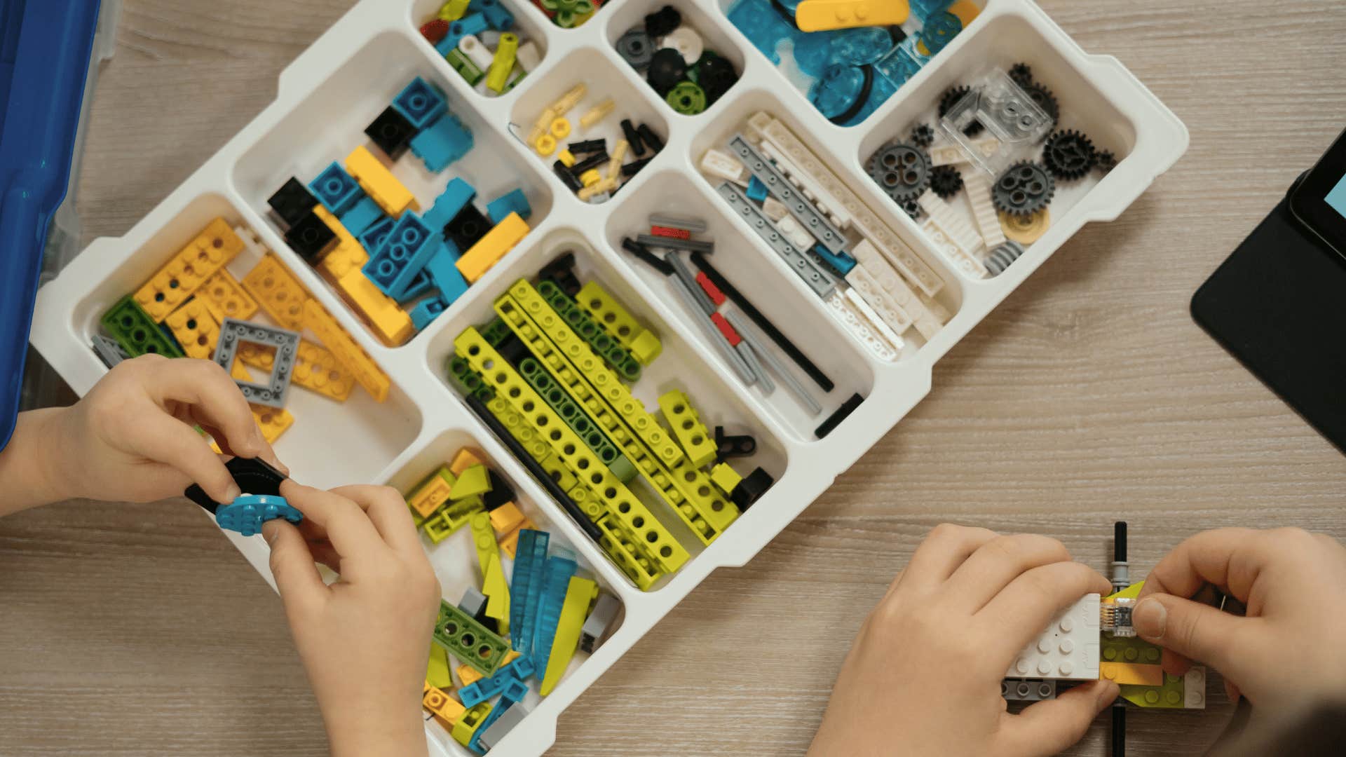 children playing with creativity-inspiring toys like in the 60s and 70s