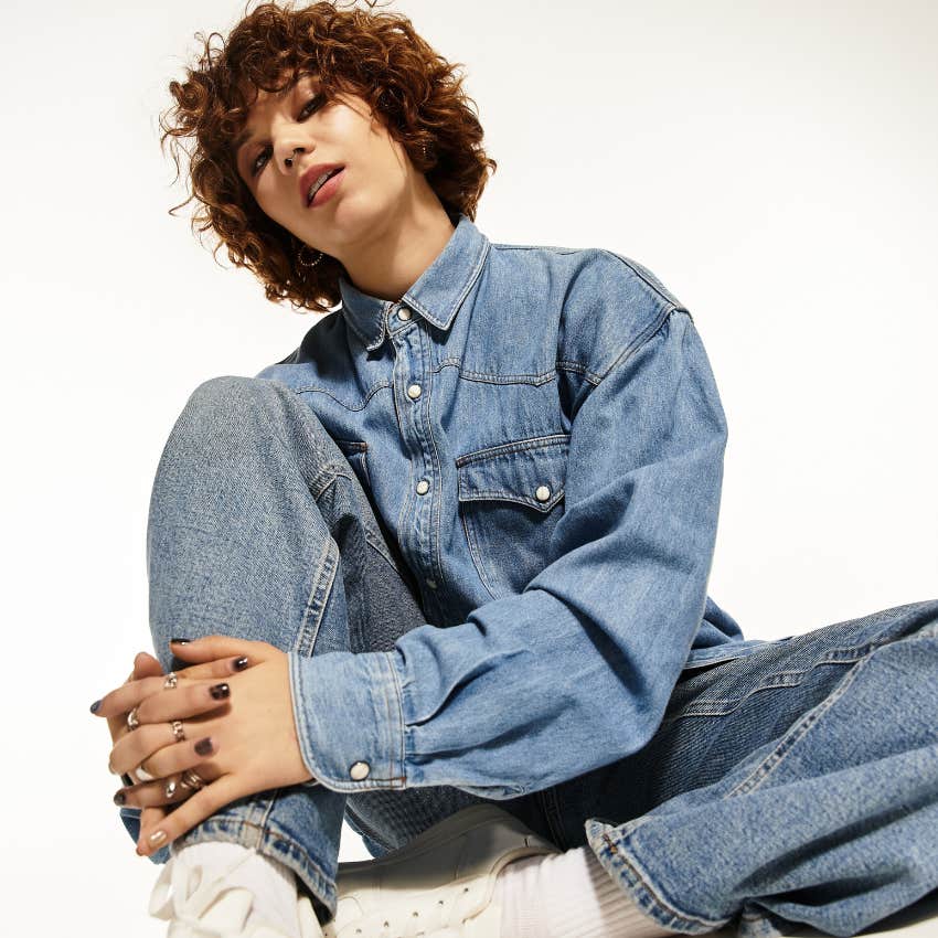 Gen Z woman wearing baggy jeans