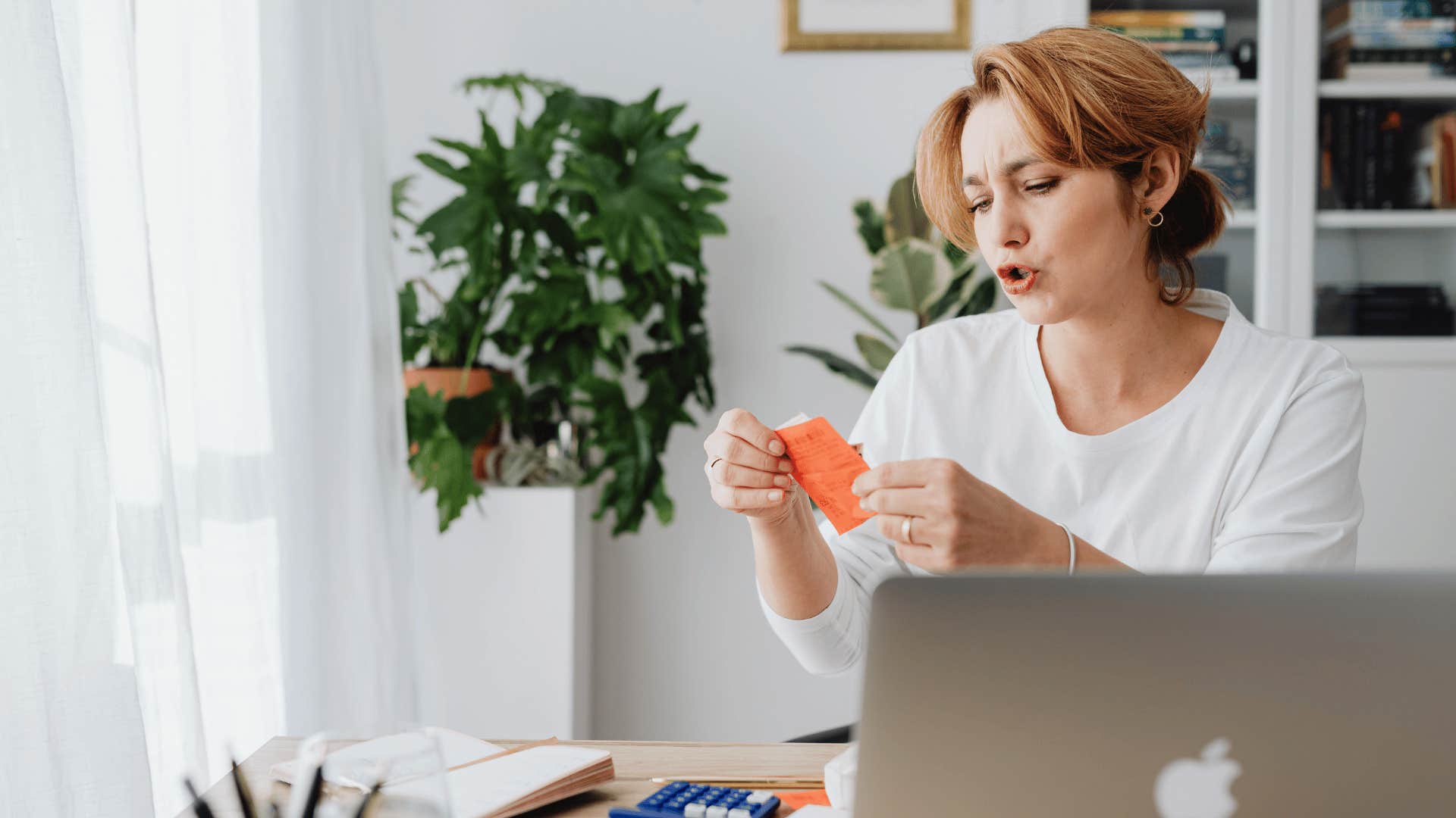woman raised in the 70s and 80s budgeting