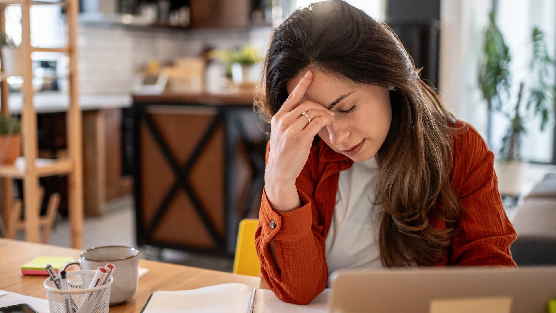 Woman without access to mental health days looking stressed at work.