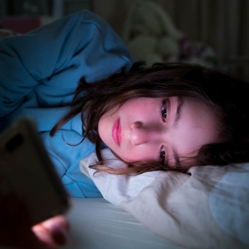 little girl using AI on her phone that makes kids more vulnerable
