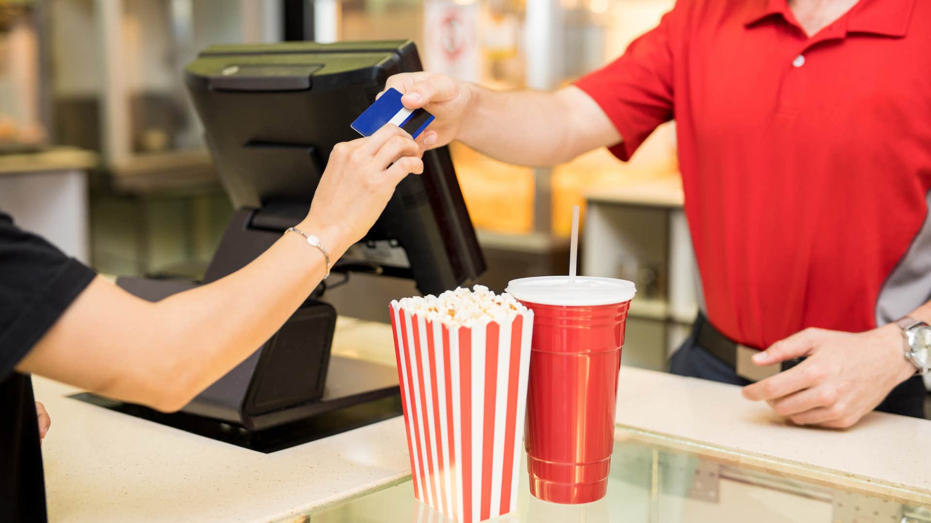 woman paying for bottomless drinks and refills at counter