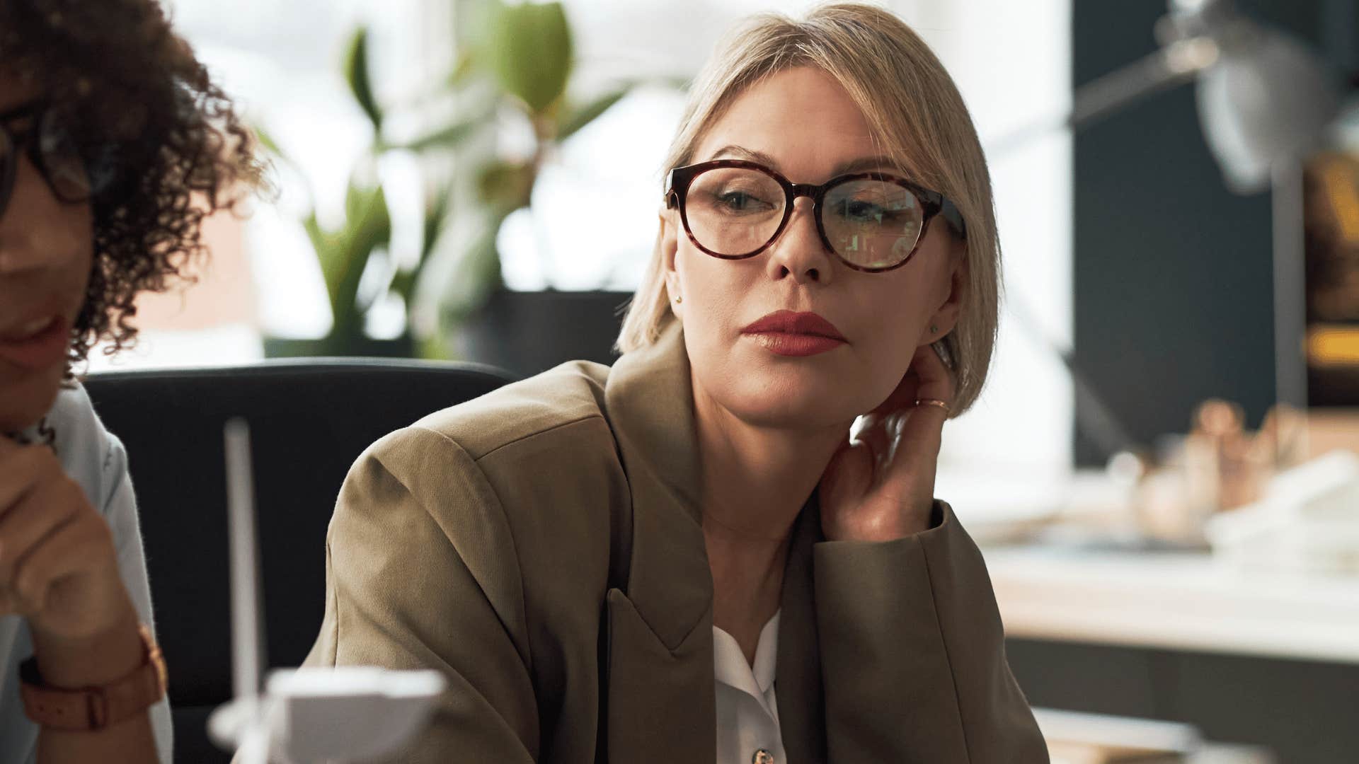 woman who can't support her claims in discussion at work