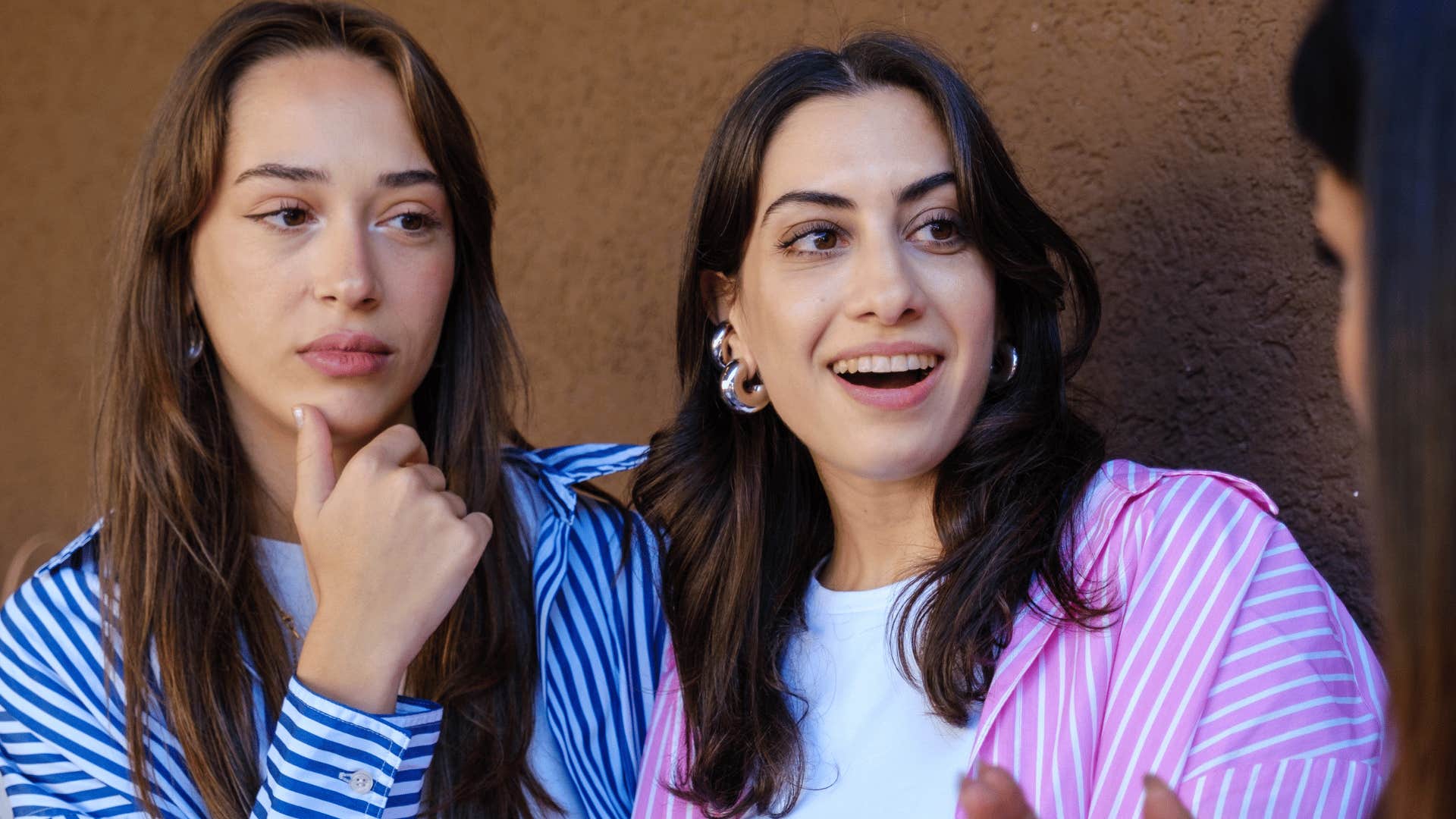 high-value woman noticing how her friend treats other people