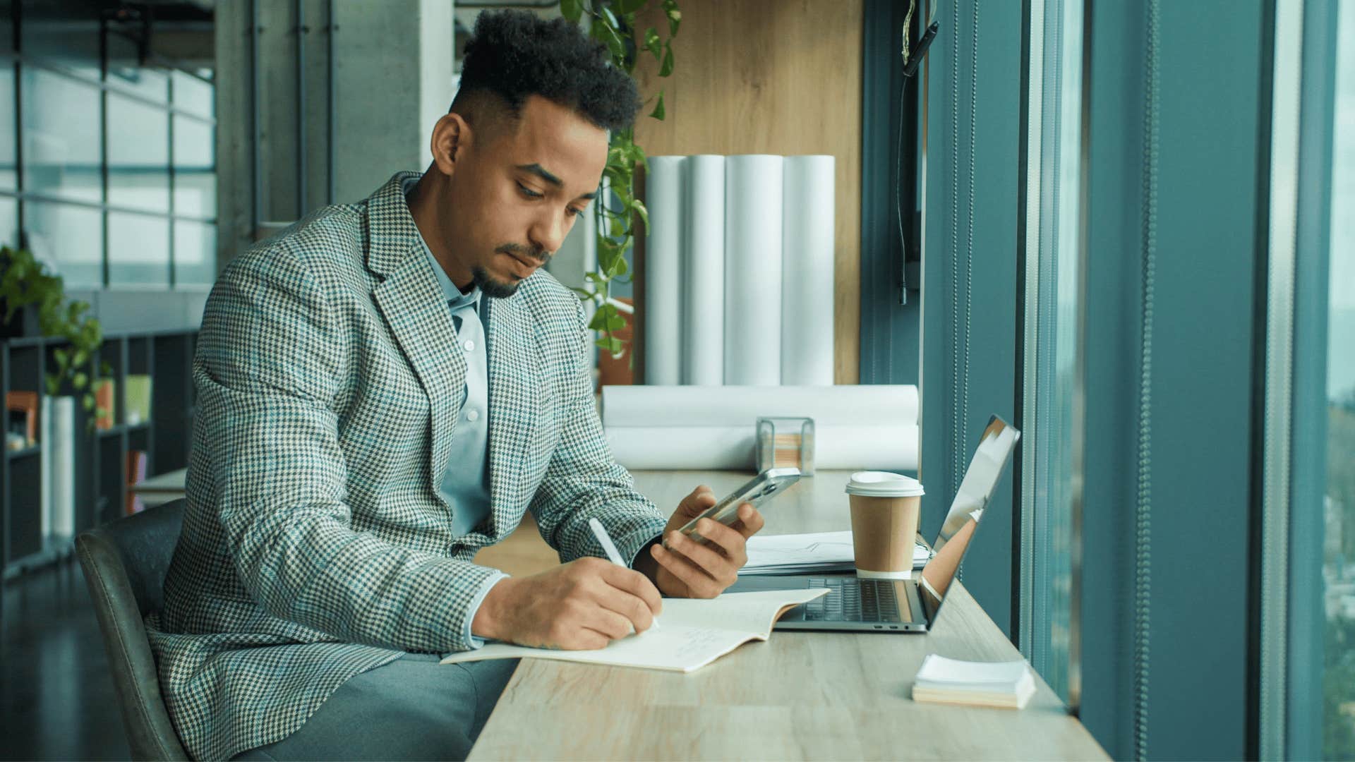 man with ADHD writing down notes as he jumps between tasks