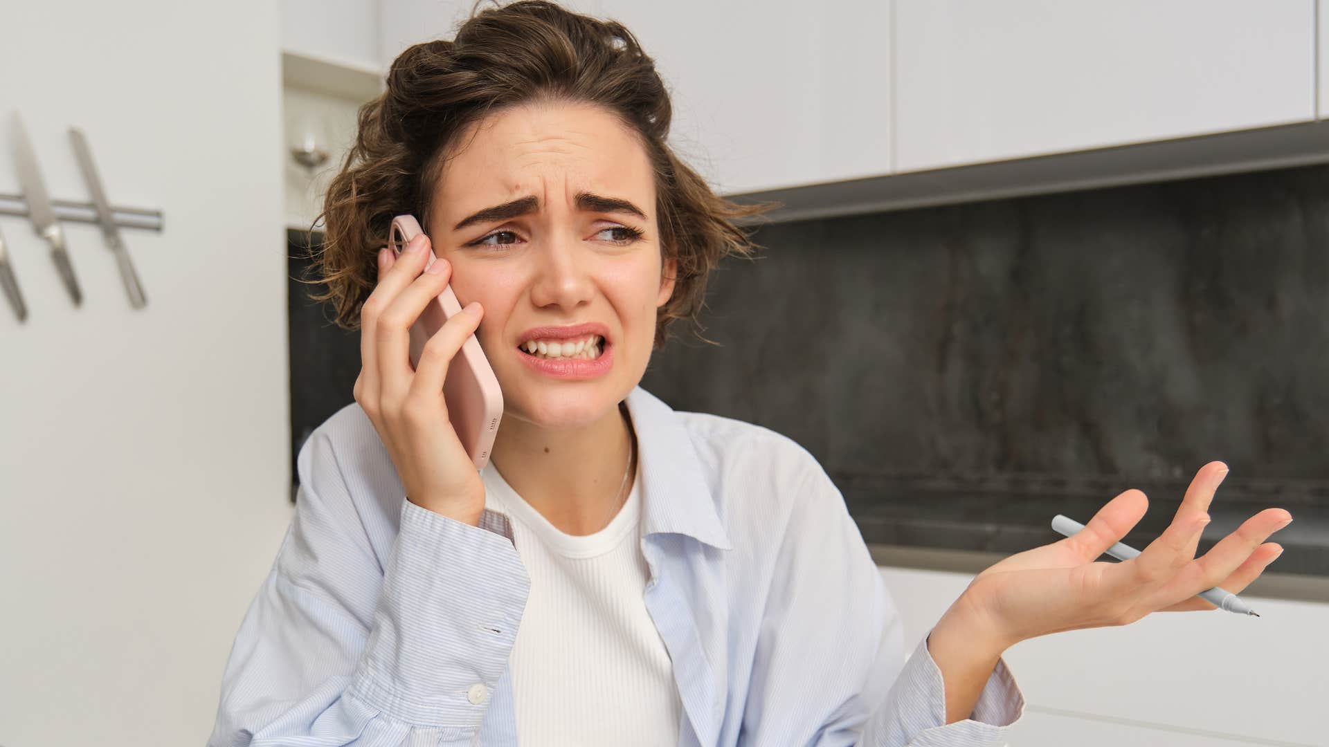 woman with zero common sense on the phone saying the wrong thing
