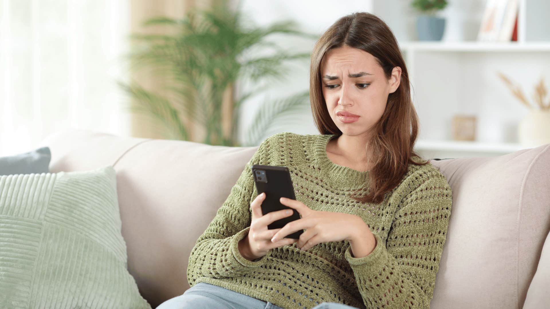woman texting her parents that she doesn't have the energy for this right now