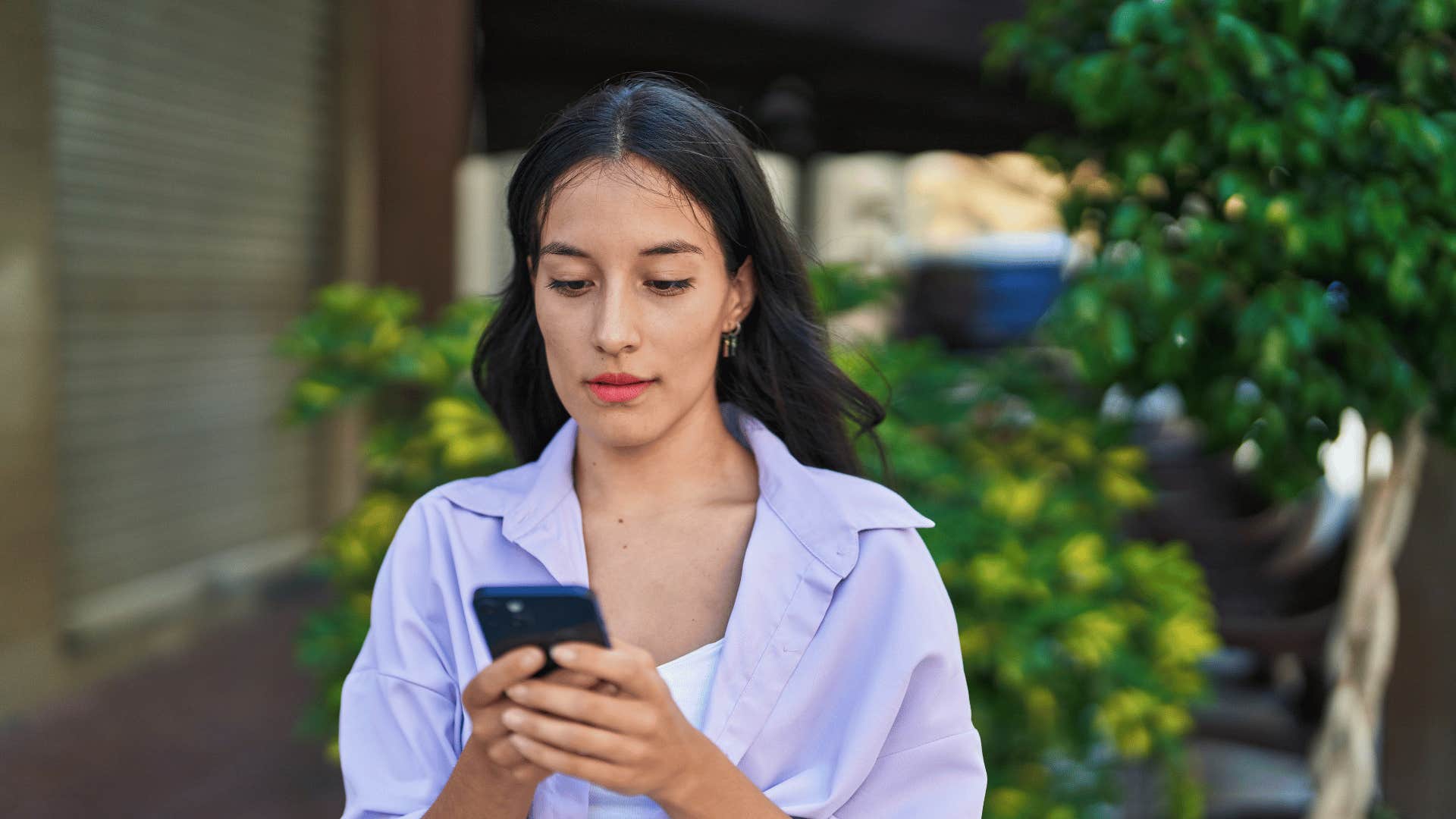 woman texting her parents that she has nothing to say