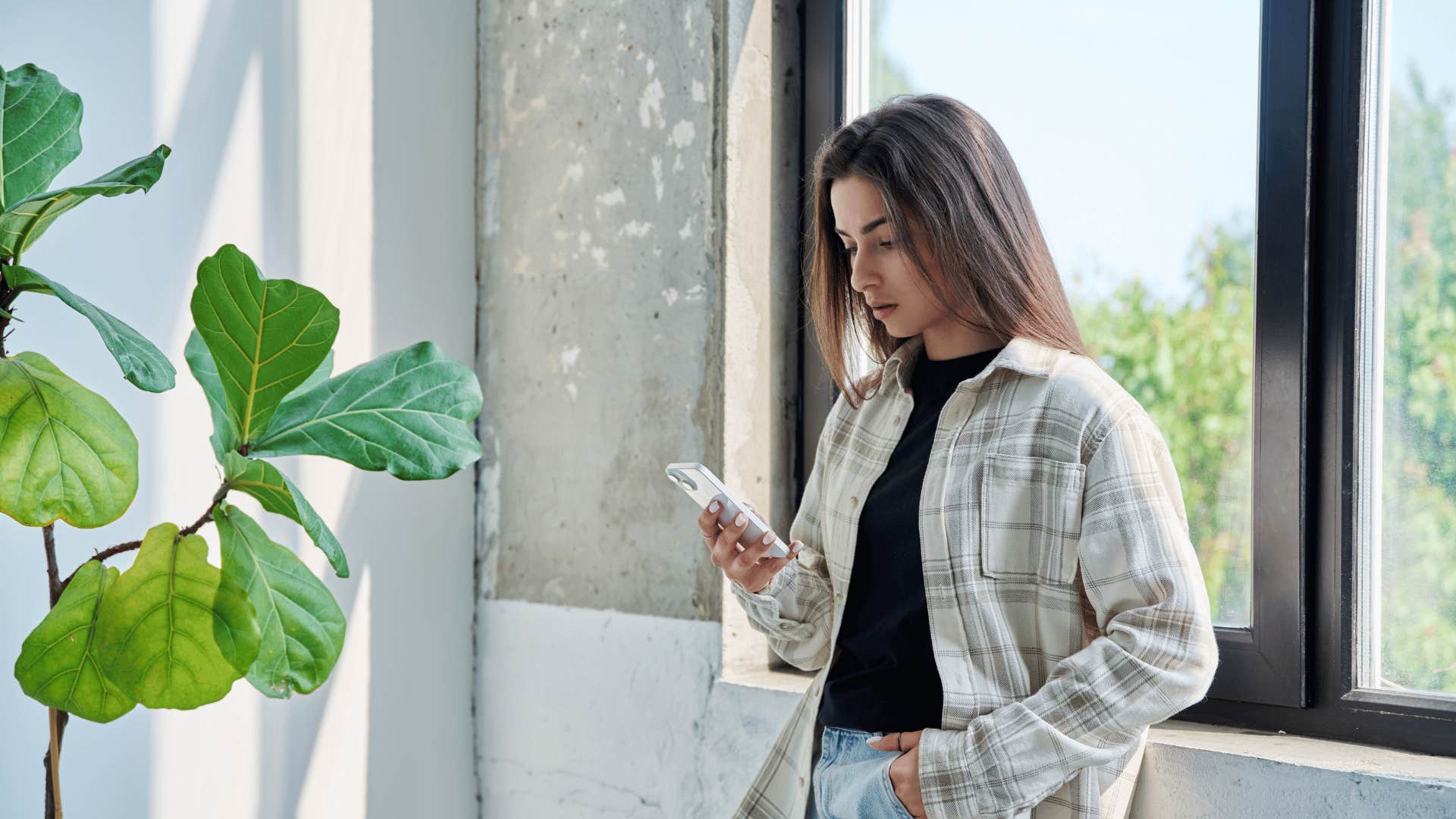 woman texting her parents that she doesn't want to argue about this anymore