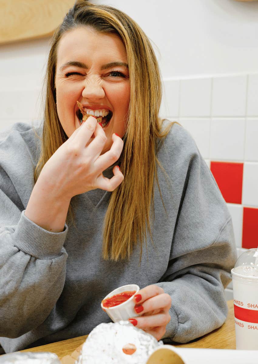 woman eating fast food