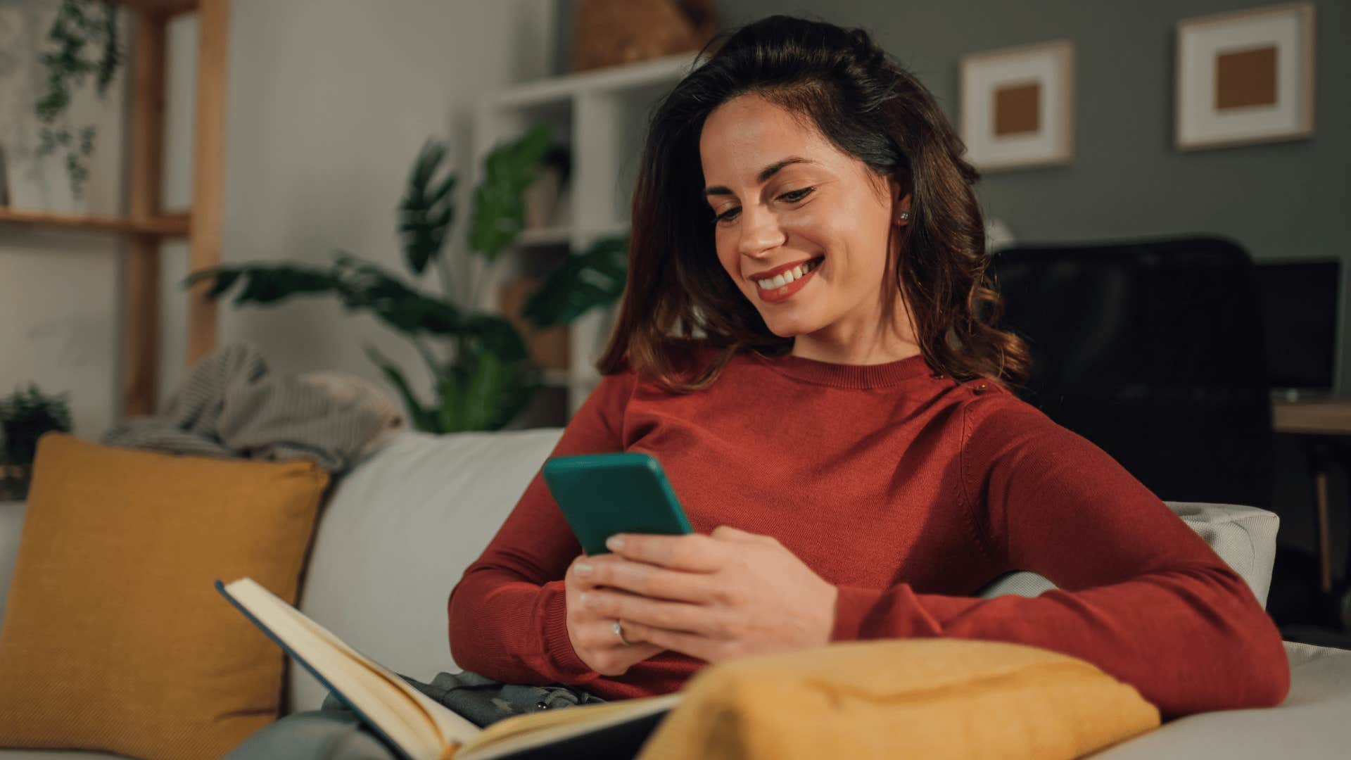 woman who looks high class because she texts thoughtfully