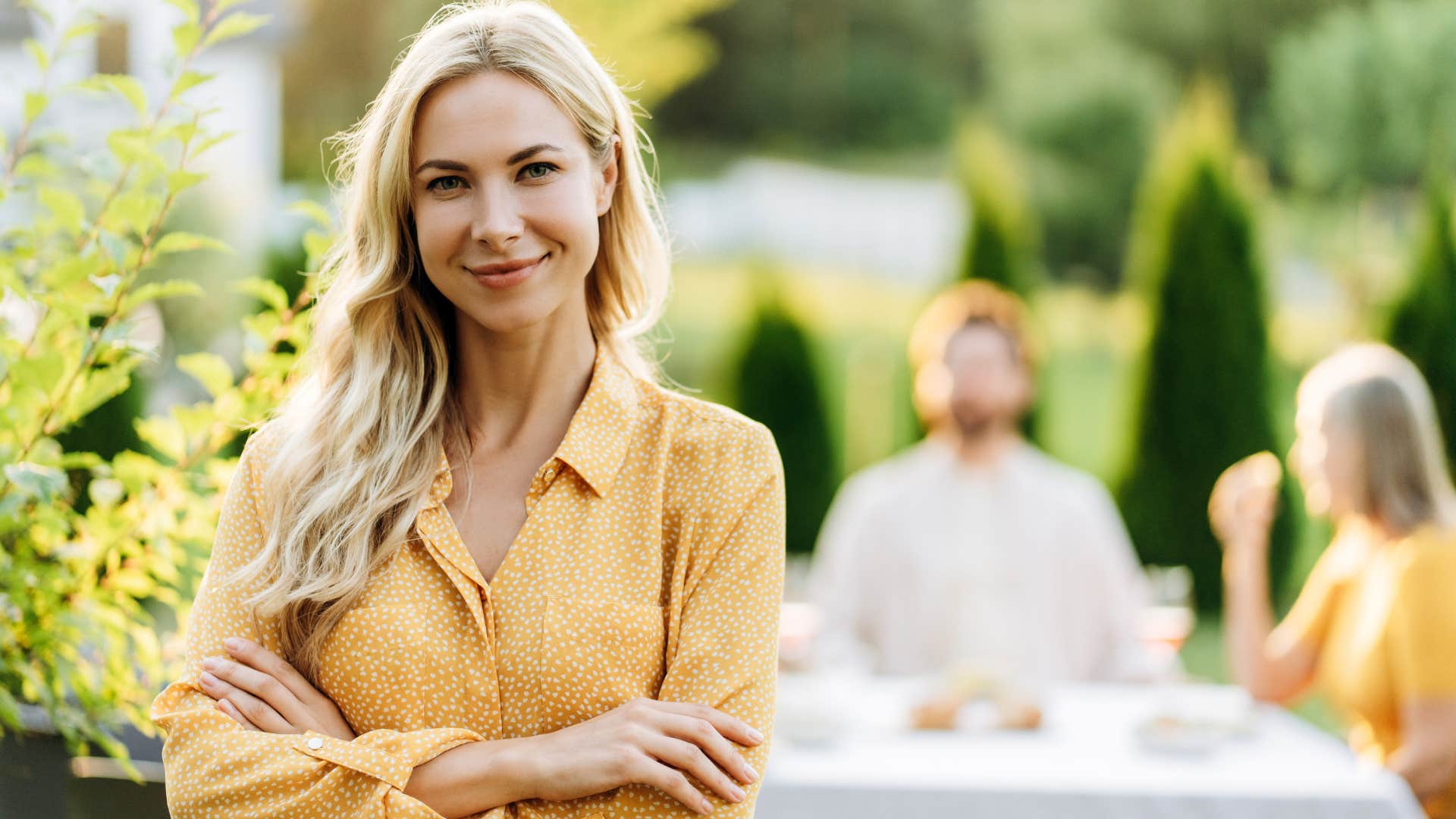 woman dining with friends refusing to compare herself to others