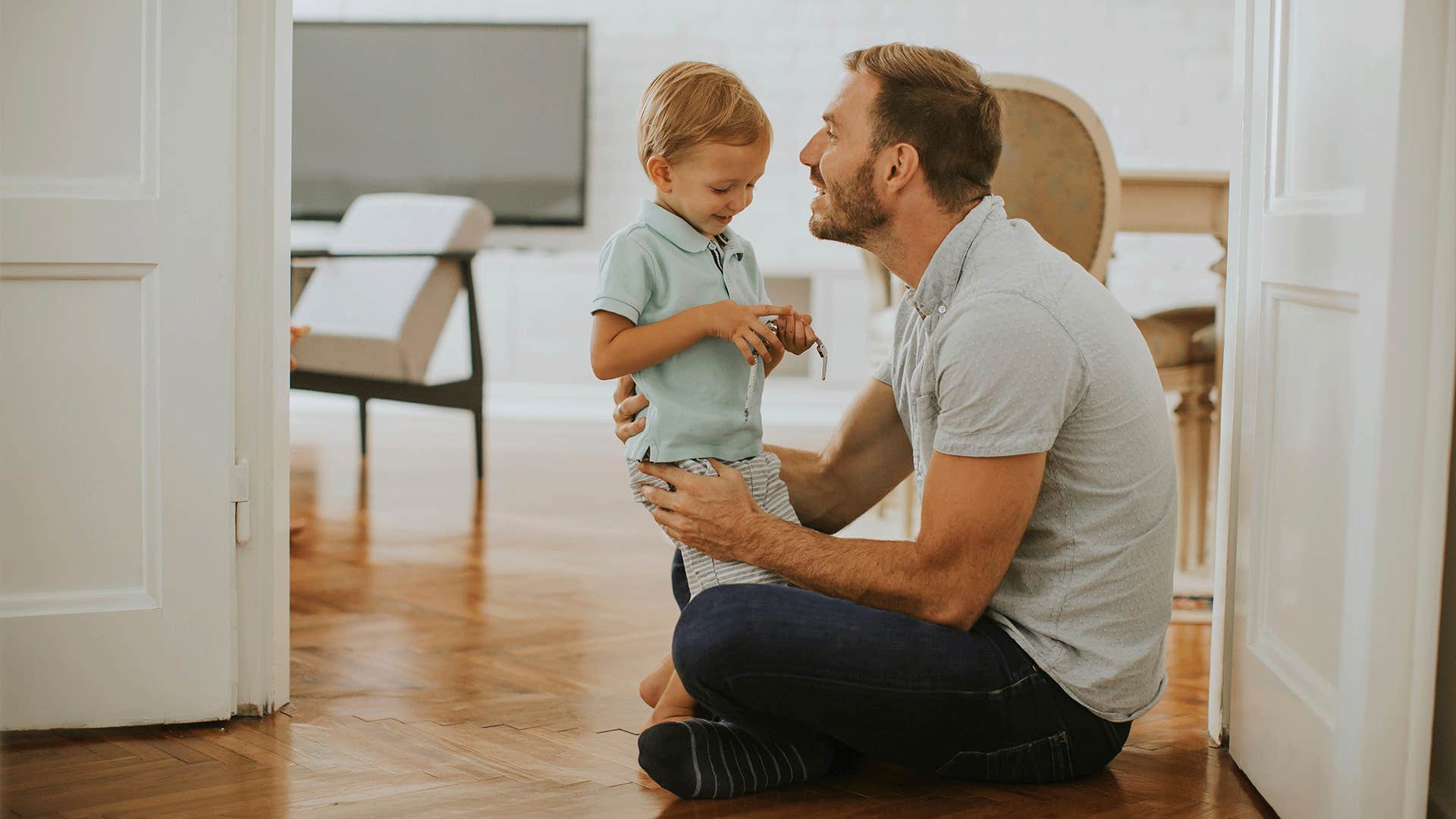 dad teaching child how to tell a good story