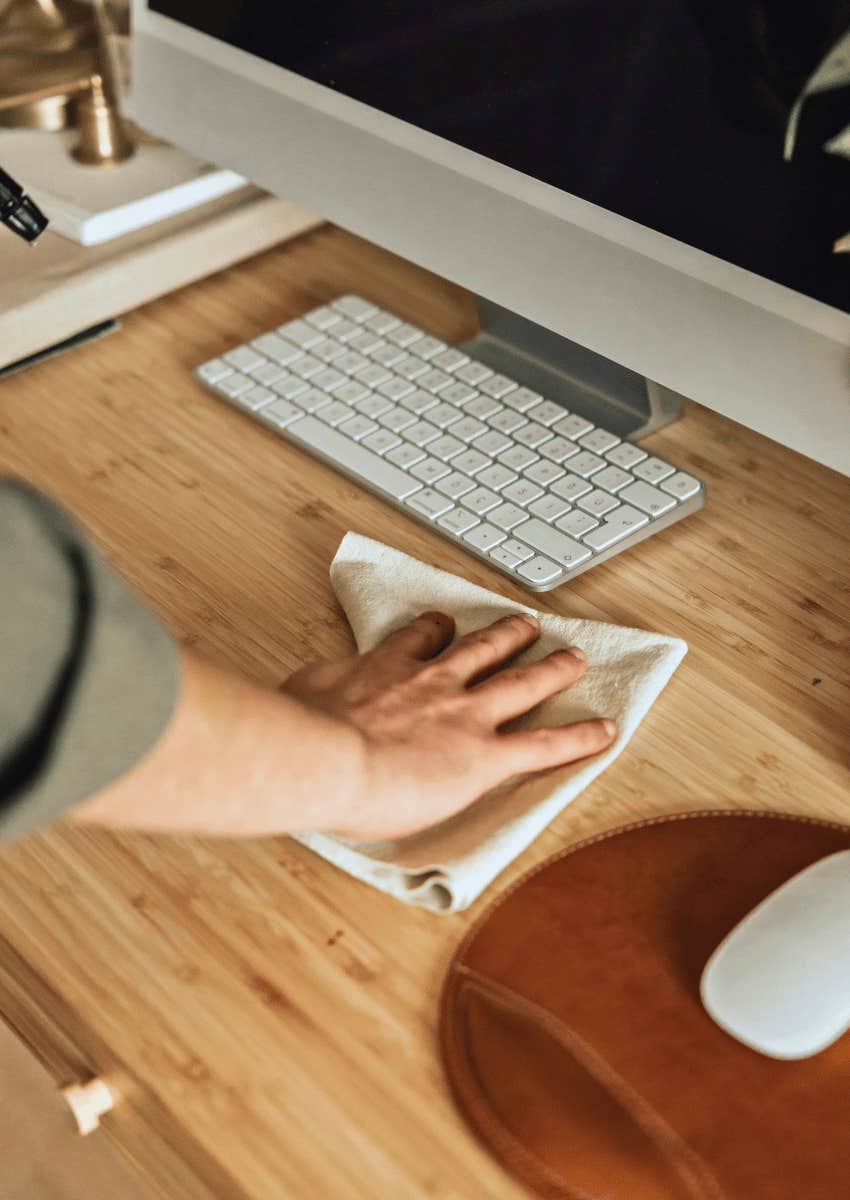 clean desk distraction free