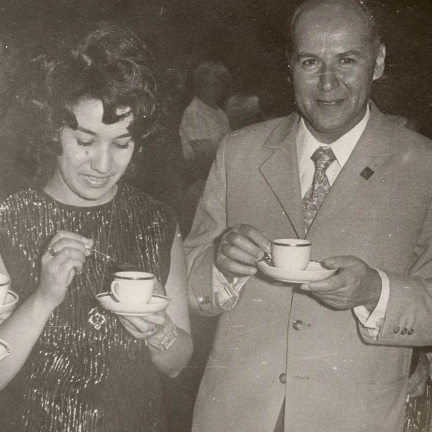 couple from the '50s following the unspoken dress code that meant dressing up for dinner