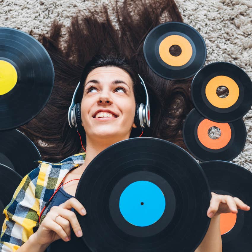 woman listening to a record player like in the 60s and 70s