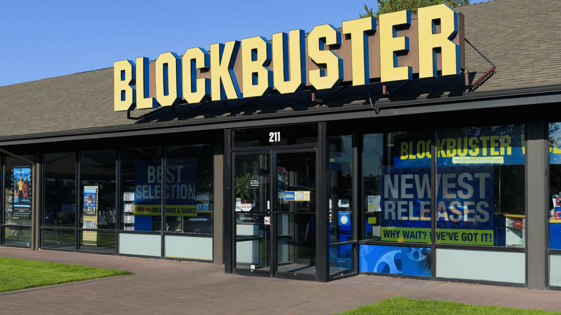 image of blockbuster store that people used to rent movies from 