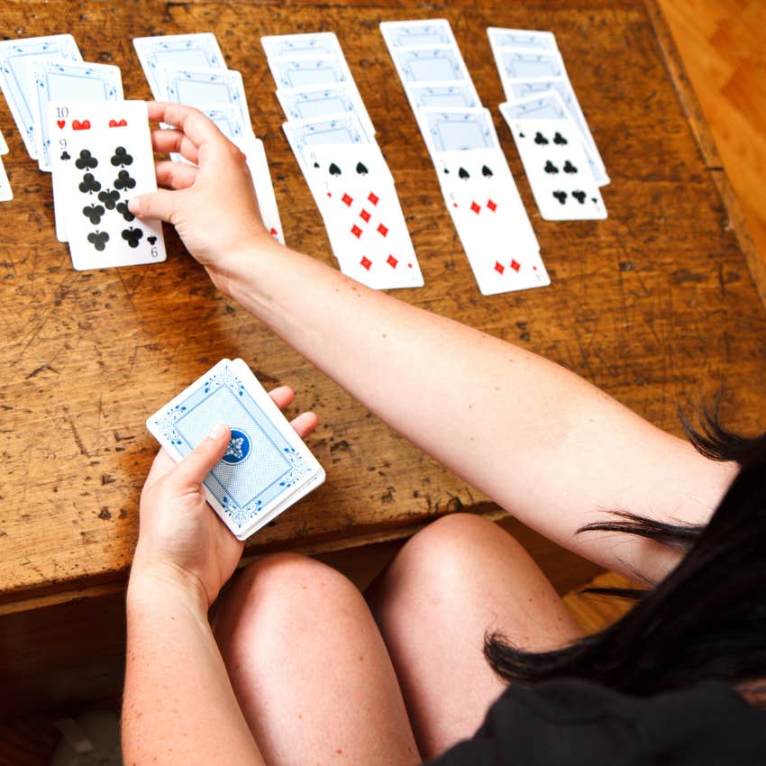 Gen X kid playing solitaire to entertain themselves