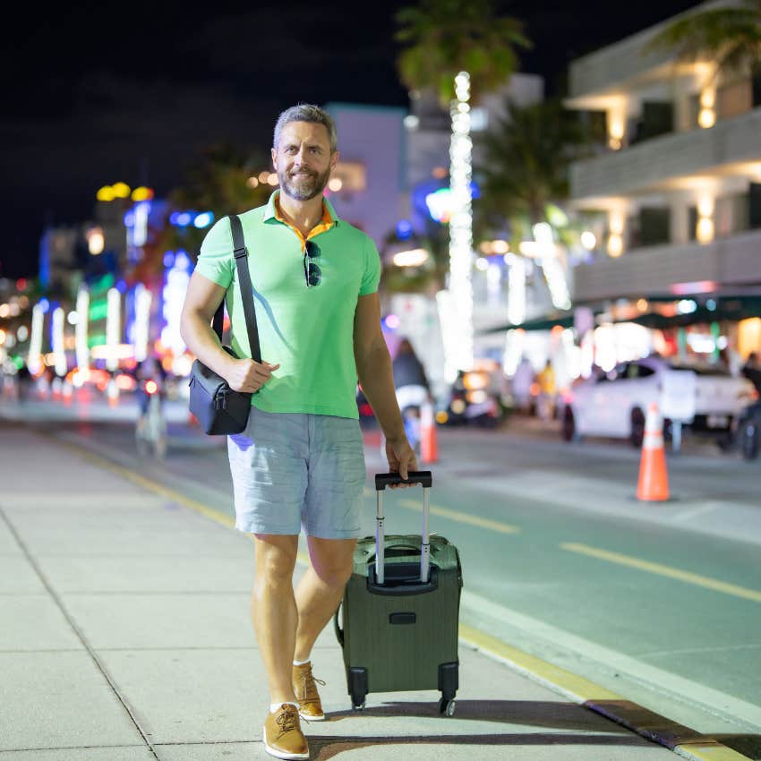 tourist in the US realizing how weird some customs are