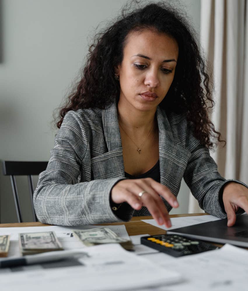 woman who never panics about bills because she has the old-fashioned frugal habit of budgeting
