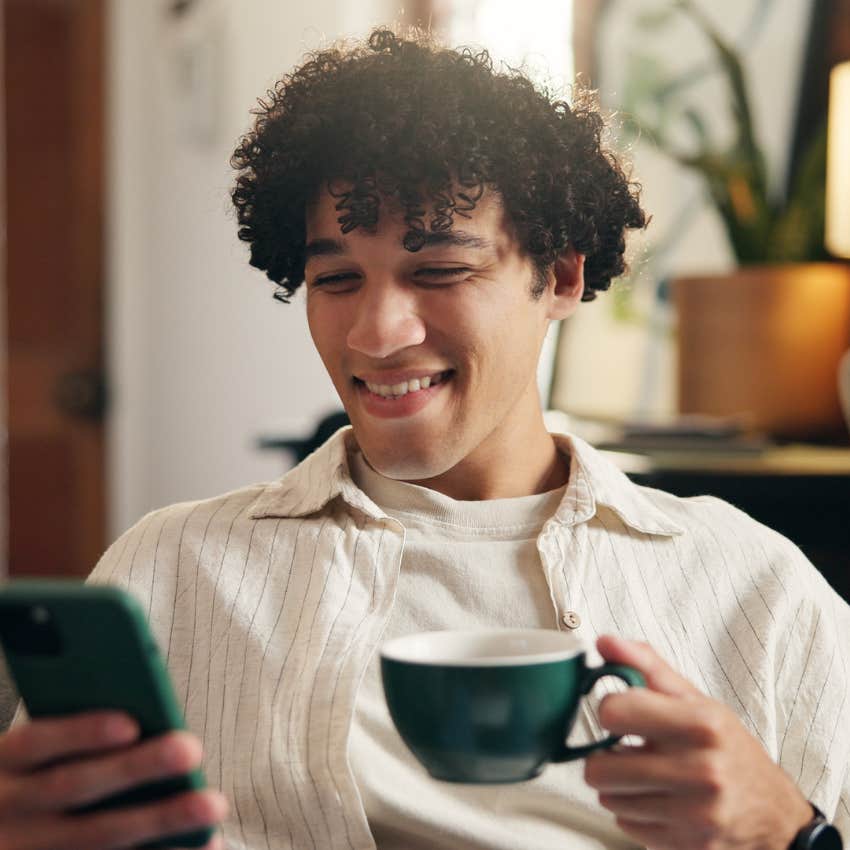 happy man reducing impulsiveness and guilt by ordering groceries online
