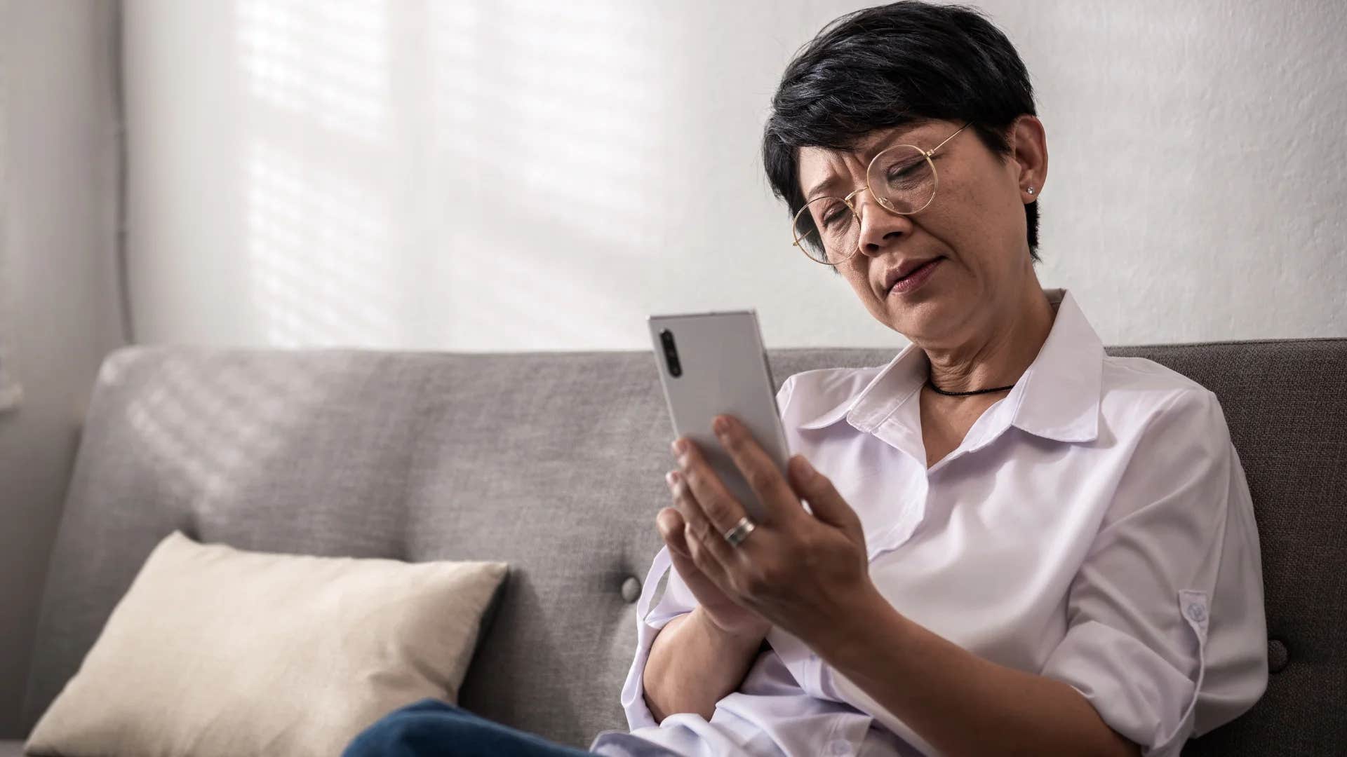 woman with unrealistic expectations texting her children