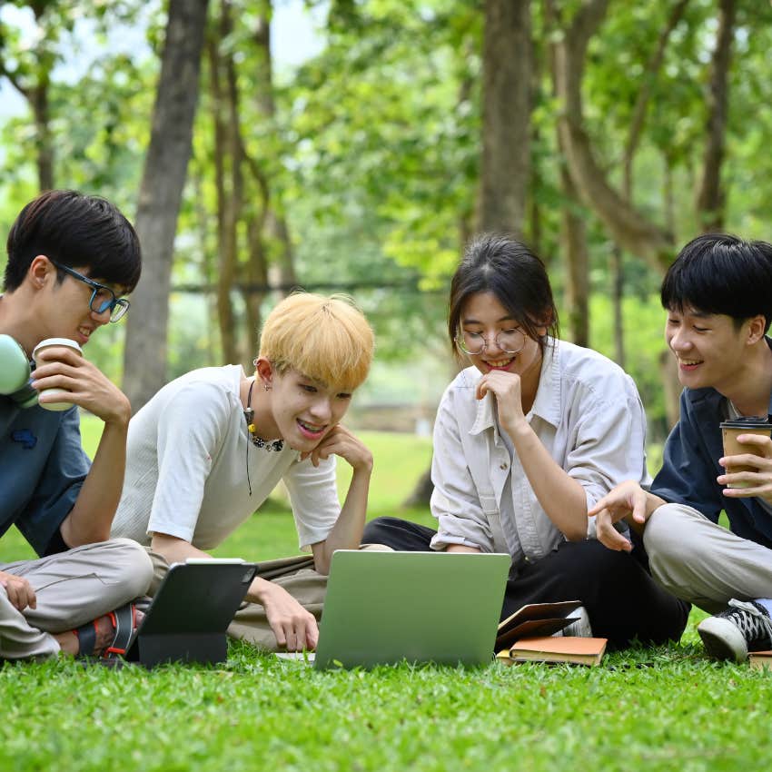 gen z group of friends