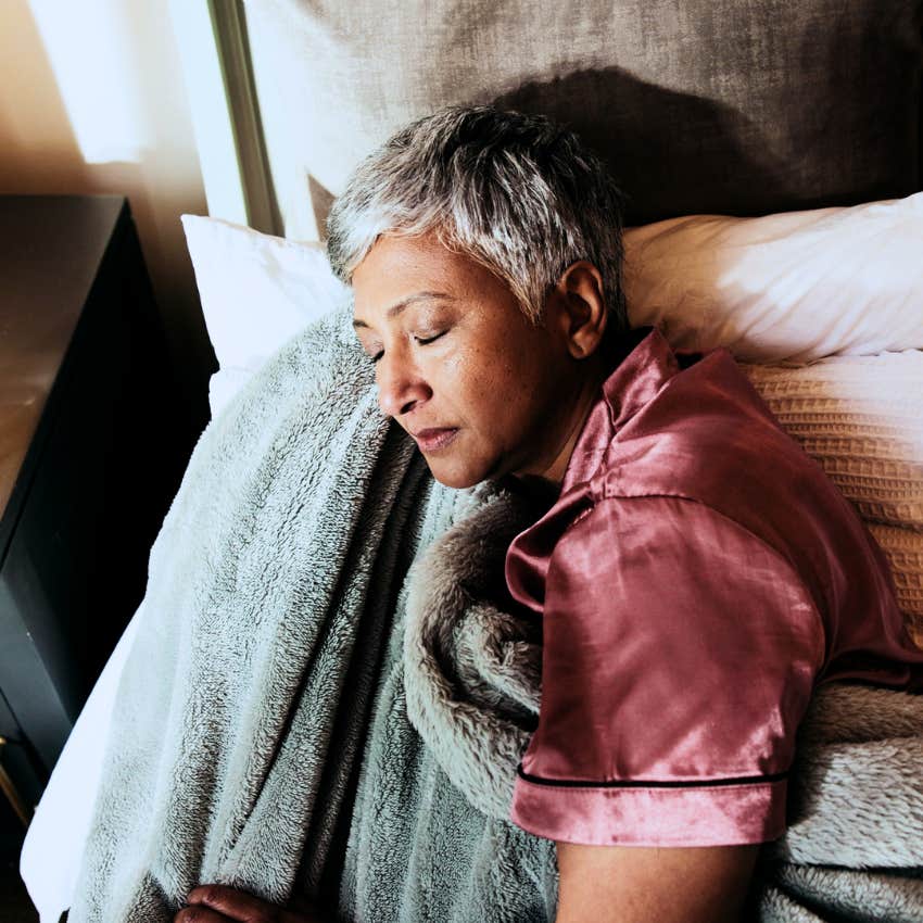 Woman who sleeps with a fan because she likes the coziness of heavy blankets
