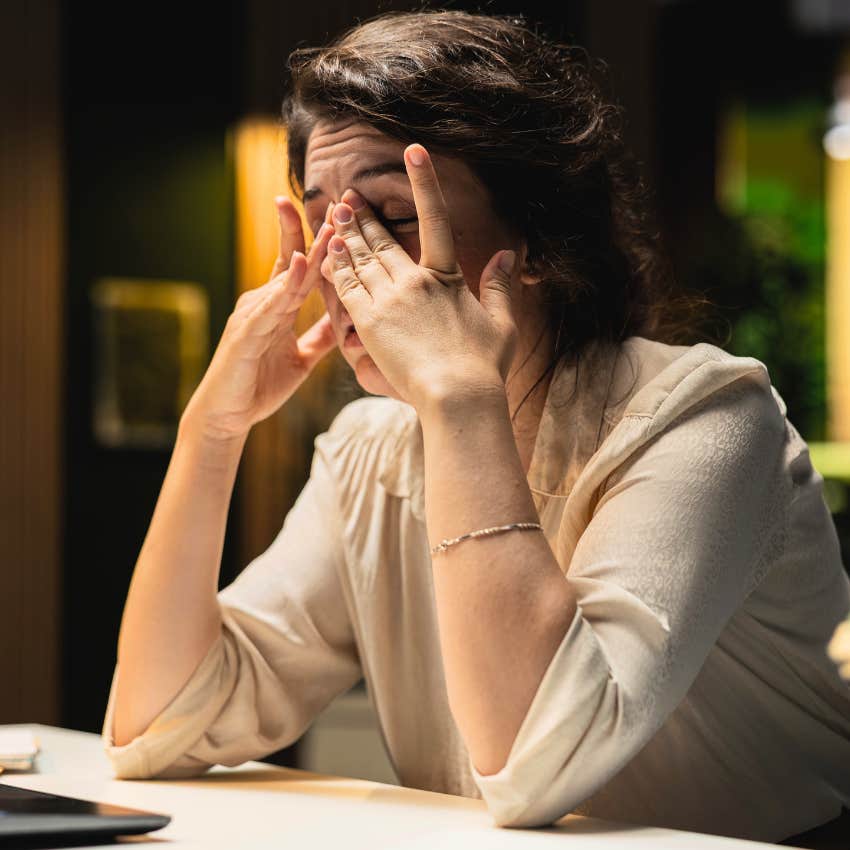 Woman with a stressful chaotic schedule who needs to sleep with a fan
